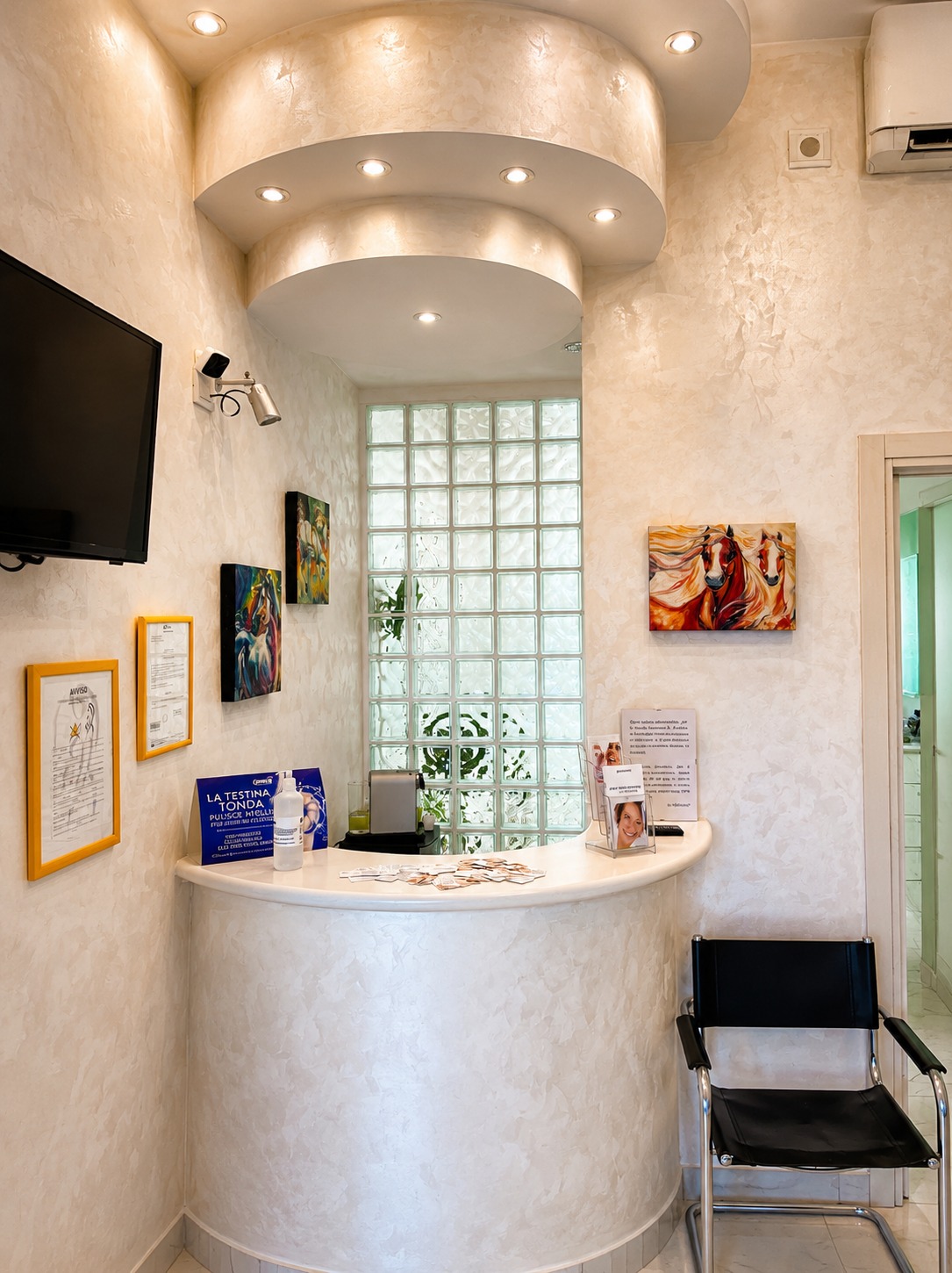 Area accoglienza e reception moderna dello Studio Medico Dentistico Avidano a Seregno.